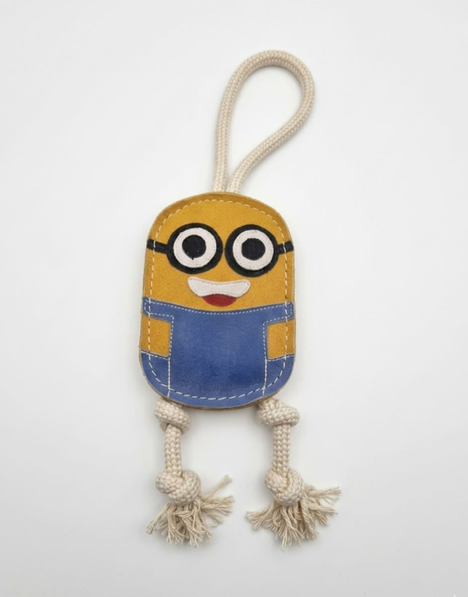 Hondenspeeltje in de vorm van een minion of mini man